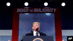 លោក​ប្រធានាធិបតី Donald Trump ថ្លែង​ទៅ​កាន់​សន្និសីទ Faith and Freedom Coalition នៅ​សណ្ឋាគារ Omni Shoreham កាលពី​ថ្ងៃទី៨ ខែមិថុនា ឆ្នាំ២០១៧ ក្នុង​រដ្ឋធានី​វ៉ាស៊ីនតោន។