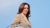 Wakil Presiden AS Kamala Harris saat hendak menaiki pesawat Air Force Two di Bandara Westfield-Barnes Regional di Massachusetts, pada 27 Juli 2024. (Foto: AP/Stephanie Scarbrough)