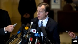 Pejabat tertinggi Amerika urusan Korea Utara, Glyn Davies berbicara kepada media di Beijing (15/5). 