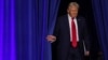 Izabnrani predsednik Donald Tramp izlazi na podijum u Palm Bič kongresnom centru u Vest Palm Biču, Florida, 6. novembar, 2024. (Foto: REUTERS/Brian Snyder)
