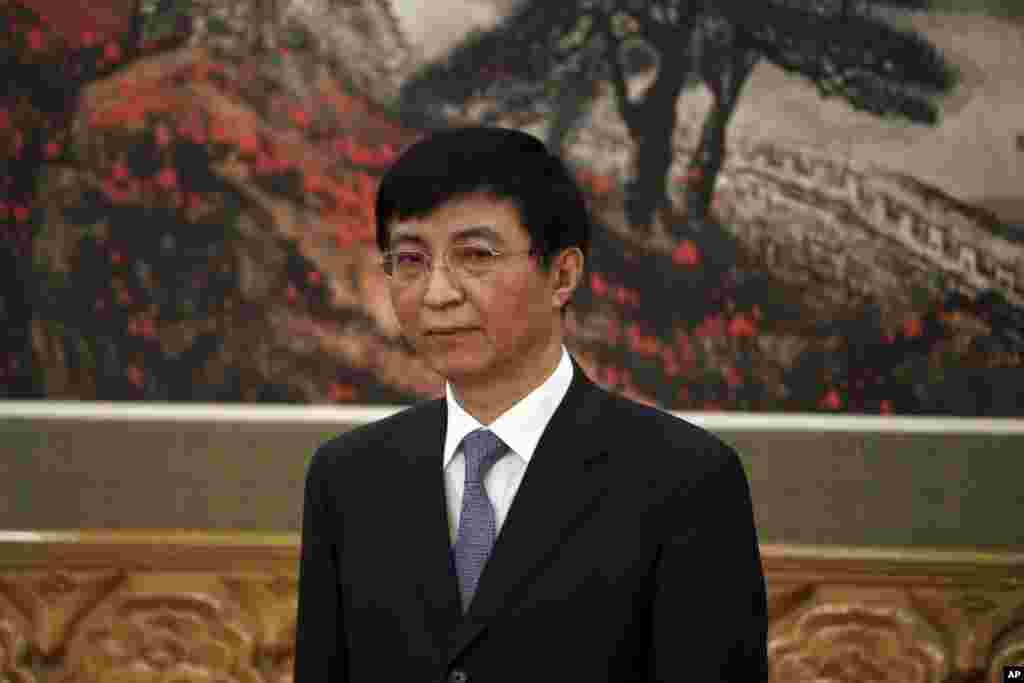 中共十九届政治局常委王沪宁在人民大会堂的媒体见面会上(2017年12月25日)。政治学学者出身的智囊、顾问、理论家和“笔杆子”王沪宁在十九大之前是中央政策研究室主任,现在在中央书记处排名第一,显然将担任中央书记处常务书记,似乎也会掌管意识形态工作。和其他政治局常委不同,王沪宁没有当过地方大员。有海外中文媒体称其为“三朝国师”“三代帝师”。上次文人当常委,是当过毛泽东秘书的中央文革小组组长陈伯达。而同样缺乏“封疆大吏”历练的常委,有李鹏和乔石。