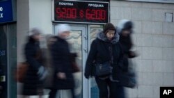Le rouble a nettement baissé par rapport aux autres devises (AP)