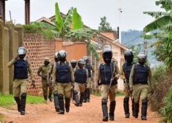 Askari wa kuzuia ghasia wakifanya doria karibu na nyumbani kwa Kyagulanyi Ssentamu, maarufu Bobi Wine, katika kitongoji cha Magere karibu na Kampala, Uganda, Jan. 16, 2021.
