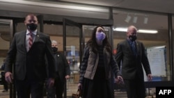 華為公司財務總監孟晚舟和她的保安團隊走出加拿大不列顛哥倫比亞省最高法院。 （2020年12月8日）