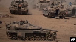 Sejumlah tank Israel tampak di area pementasan dekat perbatasan Israel-Gaza di Israel selatan, Senin, 3 Juni 2024. (Foto: AP)