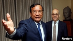 ​រូបឯកសារ៖ លោក ប្រាក់ សុខុន រដ្ឋ​មន្ត្រី​ក្រសួងការ​បរទេស​កម្ពុជា ញញឹម​ស្វាគមន៍​លោក Daniel R. Russel ​ឧបការី​រដ្ឋមន្ត្រី​ការបរទេស​អាមេរិក​ទទួល​បន្ទុក​កិច្ចការ​អាស៊ី​បូព៌ា និង​ប៉ាស៊ីហ្វិក (ស្តាំ) មុន​កិច្ច​ប្រជុំ​នៅ​ក្រសួង​ការ​បរទេស​និង​កិច្ចសហប្រតិបត្តិការ​អន្តរជាតិ​នៅ​ទីក្រុង​ភ្នំពេញ កាលពីថ្ងៃទី២៧ ខែតុលា ឆ្នាំ​២០១៦។