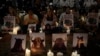Manifestantes participan en una vigilia sosteniendo carteles con mensajes de "No más cultura de violencia" en protesta contra las corridas de toros, mientras el Congreso debatía su legalidad, en Bogotá, Colombia, el viernes 24 de mayo de 2024.