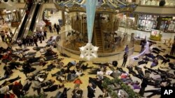 Manifestantes se hacen los murtos dentro del Mall Chesterlfield cerca de Ferguson, Missouri, en protesta por la decisión de no presentar cargos contra el policía que mató a Michael Brown.