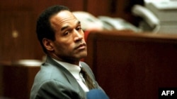 ARCHIVO - O. J. Simpson en el Tribunal Superior de Los Ángeles el 8 de diciembre de 1994 durante una sesión pública.
