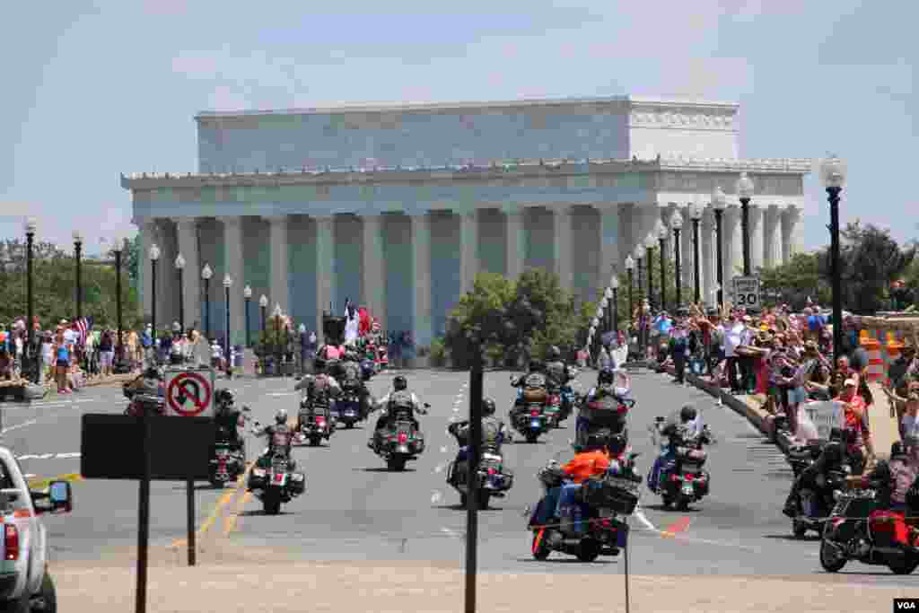 Para peserta menuju Monumen Peringatan Lincoln dalam Rolling Thunder 'Ride for Freedom' di Washington, 25 Mei 2014. (Brian Allen/VOA)