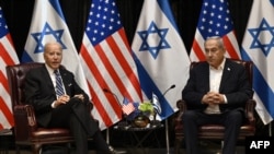 ARCHIVO - El presidente Joe Biden, a la izquierda, con el primer ministro de Israel, Benjamin Netanyahu, mientras se une a una reunión del gabinete de guerra israelí en Tel Aviv el 18 de octubre de 2023.
