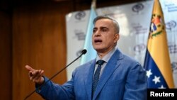 El fiscal general de Venezuela, Tarek William Saab, se dirige a la prensa en Caracas, este miércoles 25 de octubre de 2023.