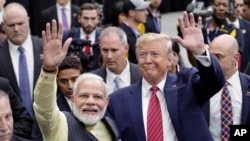 2019年9月22日，在德州休士頓的NRG體育場舉行的“Howdi Modi”活動上，在印度總理莫迪發表演講後，他和美國總統特朗普走在競技場大廳向與會者致意。