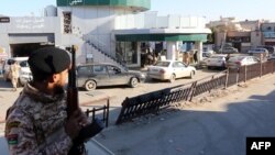 Tentara Libya melakukan patroli di sekitar pom bensin di Tripoli (foto: dok). Pertempuran meletus pekan lalu antara kelompok bersenjata dari Tripoli melawan kelompok milisi lainnya.