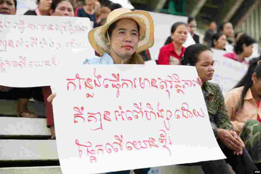 ក្រុមសហជីពកម្មករលើកស្លាកមុននឹងការហែក្បួនដាក់ញត្តិស្តីពី «តម្រូវការអាទិភាពរបស់ស្រ្តី» អំឡុងទិវាសិទ្ធិនារីអន្តរជាតិលើកទី១០៨ នៅក្នុងពហុកីឡដ្ឋានជាតិអូឡាំពិក កាលពីថ្ងៃ០៨ ខែមីនា ឆ្នាំ២០១៩។(ទុំ ម្លិះ/VOA)