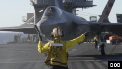 美国海军在航母上测试F-35战机“(2014年11月16日)