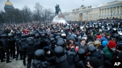 Des manifestants s'affrontent avec la police lors d'une manifestation contre l'emprisonnement du leader de l'opposition Alexei Navalny à Saint-Pétersbourg, Russie, le 23 janvier 2021.