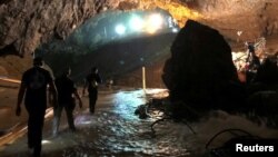 Para petugas penyelamat berjalan di kompleks gua Tham Luang dalam misi penyelamatan sisa anggota tim sepak bola remaja yang masih terjebak di dalam, di Chiang Rai, Thailand, 9 Juli 2018. Foto diambil dari media sosial. 