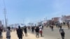 La police utilise des gaz lacrymogènes pour disperser les manifestants à Luanda, Angola, le 11 novembre 2020.