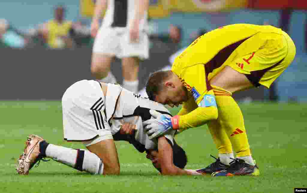 El portero Manuel Neuer y el delantero Jamal Musiala lamentan la eliminación de Alemania del Mundial pese a impoenerse a Costa Rica en el estadio Al Bay de Al Khor, Qatar.