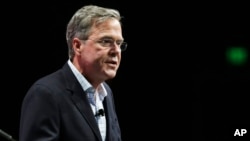Jeb Bush dice que Donald Trump ha dado opiniones contradictorias en su estrategia hacia Siria y la lucha contra ISIS.