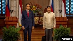菲律宾总统费迪南德·小马科斯(Ferdinand Marcos Jr.,右)2024年1月10日在马尼拉接待了印度尼西亚总统佐科·维多多(Joko Widodo)的到访。(媒体联访照片)