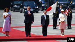 （由左至右）第一夫人梅拉妮亚、特朗普总统、的人天皇和雅子皇后2019年5月27日在东京皇宫欢迎特朗普总统访问的仪式上。