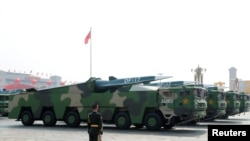 在北京天安门广场举行的阅兵式上展示的中国车载东风17型导弹。(2019年10月1日)