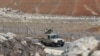 FILE - Tentara Yordania berpatroli di sepanjang perbatasan timur Yordania-Suriah, di al-Washash, Kegubernuran Mafraq, Yordania, 17 Februari 2022. (AP/Raad Adayleh, File)