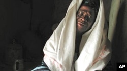 Uma senegalesa, Mariam Coulibaly, mostra a faca utilizada herdada da sua mãe para executar a excisão genital feminina, uma prática banida naquele país e na Guiné-Bissau