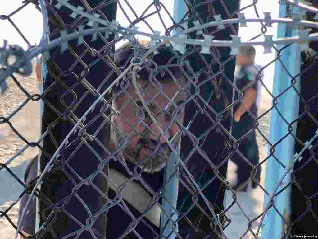 Un hombre se ve al otro lado de una cerca en la frontera entre Estados Unidos y México, en Imperial Beach, California. Fotografía: Jorge Agobian- VOA