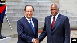 José Eduardo dos Santos(esquerda) com François Hollande (Arquivo)