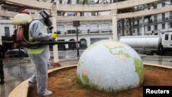 Désinfection d'un jardin public à Alger suite à l'épidémie de coronavirus en Algérie, le 23 mars 2020. (Photo: REUTERS/Ramzi Boudina )
