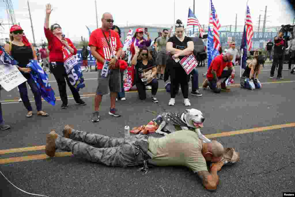 Seguidores del presidente de EE.UU., Donald Trump, rezan durante una protesta por los resultados de las elecciones presidenciales de 2020, frente al Centro de Tabulación y Elección del Condado de Maricopa en Phoenix, Arizona, 6 de noviembre de 2020.