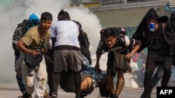 မတ်လ ၁၇ ရက်နေ့ ဆန္ဒပြပွဲ ပစ်ခတ် ဖြိုခွင်းခံရမှုအတွင်း ဒဏ်ရာရသူတဦးကို ကယ်ဆယ် သယ်ဆောင်နေကြတဲ့ မြင်ကွင်း။ (မတ် ၁၇၊ ၂၀၂၁)