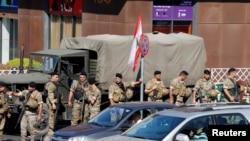 Tentara Lebanon berdiri di sebuah jalan di Beirut, Lebanon, 30 Oktober 2019. (Foto: REUTERS/Mohamed Azakir)