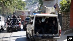 ARCHIVO-Patrulla policial después de recuperar los cuerpos de periodistas asesinados en Puerto Príncipe, Haití, el viernes 7 de enero de 2022. 