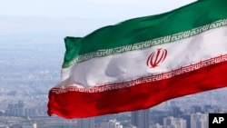 FILE - Bendera nasional Iran berkibar di Teheran, Iran, 31 Maret 2020. (AP/Vahid Salemi, File)