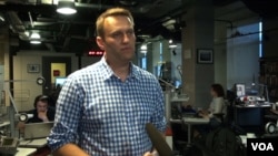 Blogger oposisi Rusia Alexei Navalny, dalam sebuah wawancara dengan VOA di Moskow para bulan Mei 2015, mendesak enam aktivis hentikan mogok makan dan fokus pada penyelenggaraan protes pada 13 September, hari pemilihan lokal di Rusia.