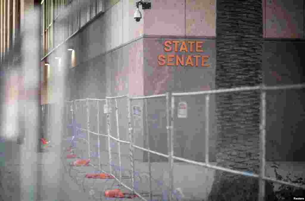El edificio del Capitolio del estado de Arizona se muestra a través de una cerca mientras se espera que los partidarios del presidente Trump protesten. 17 de enero de 2021.