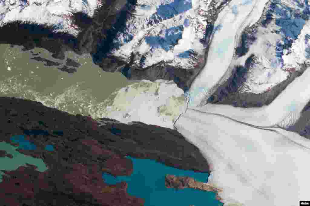 Foto oleh astronot di Stasiun Antariksa Internasional (ISS) menyoroti Glacier Patagonia di sisi Argentina sebelah utara.
