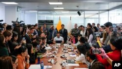 Jonathan Parra, al centro, presidente de Comisión de Fiscalización de la Asamblea Nacional, en reunión donde ministros de Estado sentados a la mesa explican el allanamiento a la embajada de México, en Quito, el 10 de abril de 2024. 