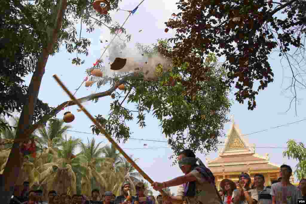 យុវជនខ្មែរមួយករូបលេងល្បែងវាយក្អមក្នុងពិធីមួយដើម្បីប្រារព្ធចូលឆ្នាំខ្មែរនៅវត្តជ្រោយអំពិលខ័ណ្ឌច្បារអំពៅរាជធានីភ្នំពេញកាលពីថ្ងៃសៅរ៍ទី០៩ខែមេសានេះ។ ប្រជាជនខ្មែរប្រារព្ធពិធីបុណ្យចូលឆ្នាំខ្មែរចាប់ពី ថ្ងៃទី ១៣ដល់ទី១៦ខែមេសាឆ្នាំ២០១៦នេះ នៃឆ្នាំវក សត្វស្វា។ (ឡេង ឡែន/VOA)
