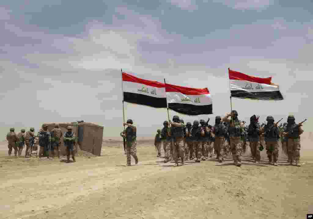 U.S. soldiers (left) participate in a training mission with Iraqi army soldiers outside Baghdad, May 27, 2015. 