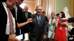 លោក Mitch McConnell មេដឹកនាំ​ក្រុម​ភាគ​ច្រើន​ (រូប​កណ្តាល) ចាកចេញ​ពី​កិច្ចប្រជុំ​ស្តី​ពី​ច្បាប់​សុខភាព​ កាលពី​ថ្ងៃទី២២ ខែមិថុនា ឆ្នាំ២០១៧។