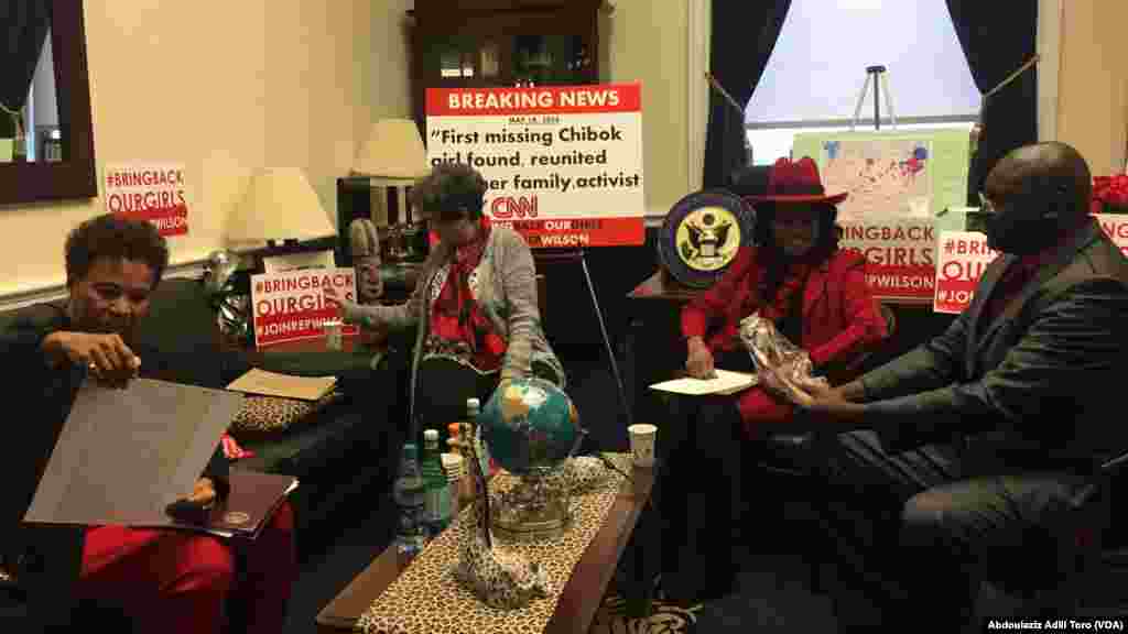 'Yar Majalisar Wakilai Frederica Wilson na murnar samun nasarar dokar da ta gabatar gaban Majalisa.