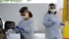 Arhiva: Medincinske sestre na lokaciji za brzo testiranje na kovid-19 u zdravstvenom centru Univerziteta Vašington (FOTO AP/Ted S. Warren)
