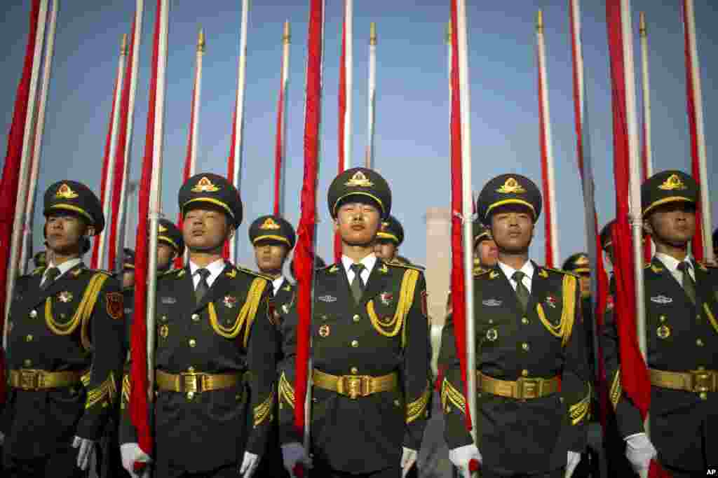 中国仪仗队在北京人民大会堂外面欢迎阿根廷总统马克里(2017年5月17日)。而早在5月15日,阿根廷总统马克里已经出席了在北京雁栖湖国际会议中心举行的“一带一路”国际合作高峰论坛的圆桌峰会,坐在中国主席习近平右边。
