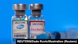 Label vaksin Pfizer-BioNTech dan Moderna COVID-19 terlihat pada gambar ilustrasi yang diambil pada 19 Maret 2021. (Foto: REUTERS / Dado Ruvic)