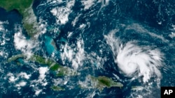 El gobernador de Florida, Ron DeSantis, declaró el estado de emergencia el miércoles y pidió a los floridanos de la costa este que adquieran suministros de alimentos y agua que les alcance al menos para una semana.